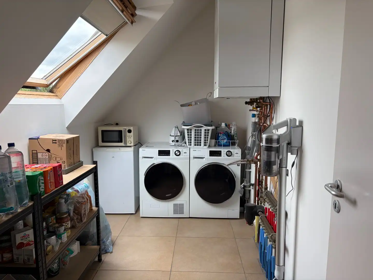 Ruim dakappartement met groot terras en garage. foto 6