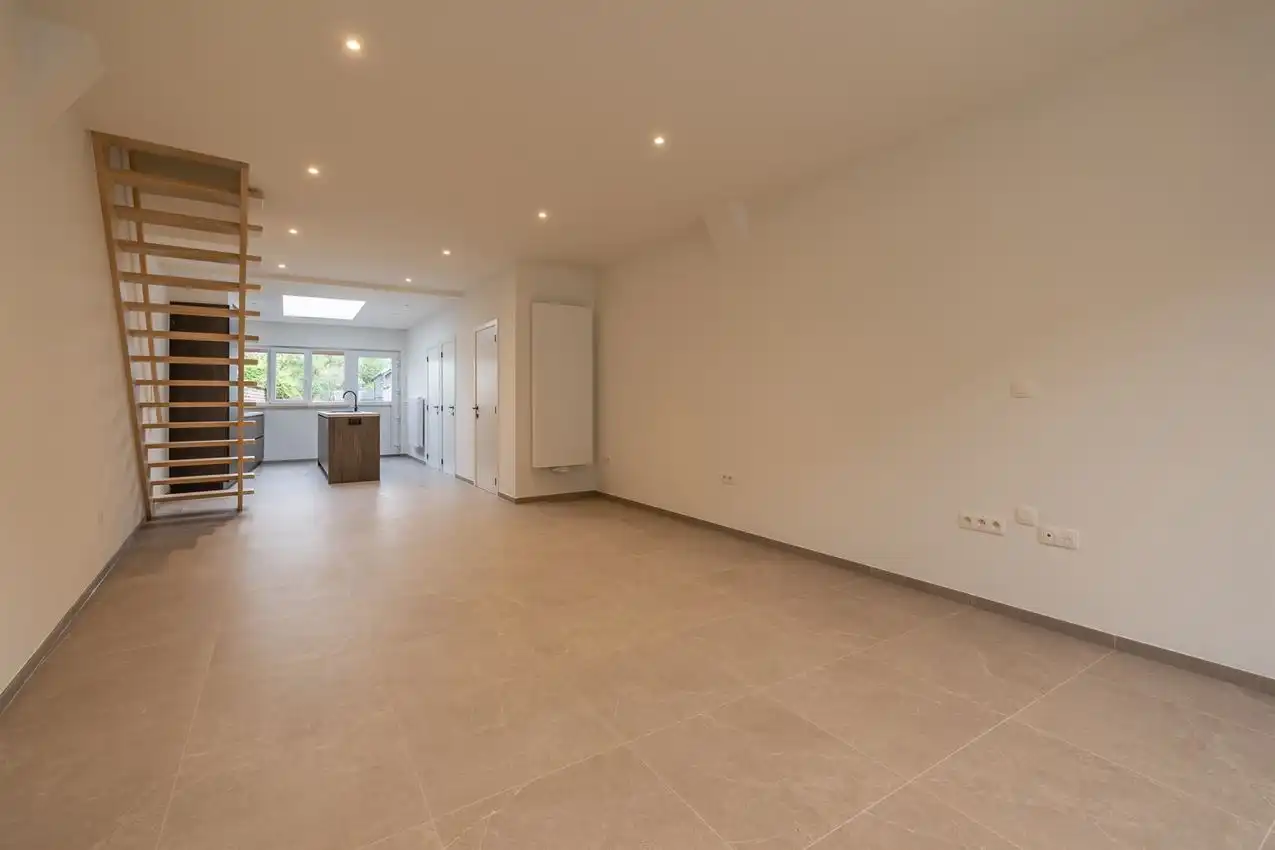 Vernieuwde rijwoning met drie slaapkamers en mooie tuin foto 3