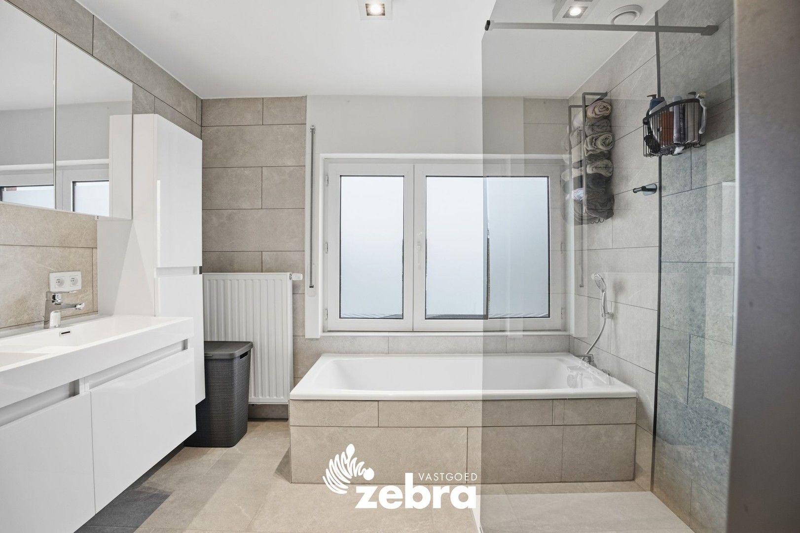 Halfopen bebouwing met uitweg en carport in het hartje van Zwevezele foto 17