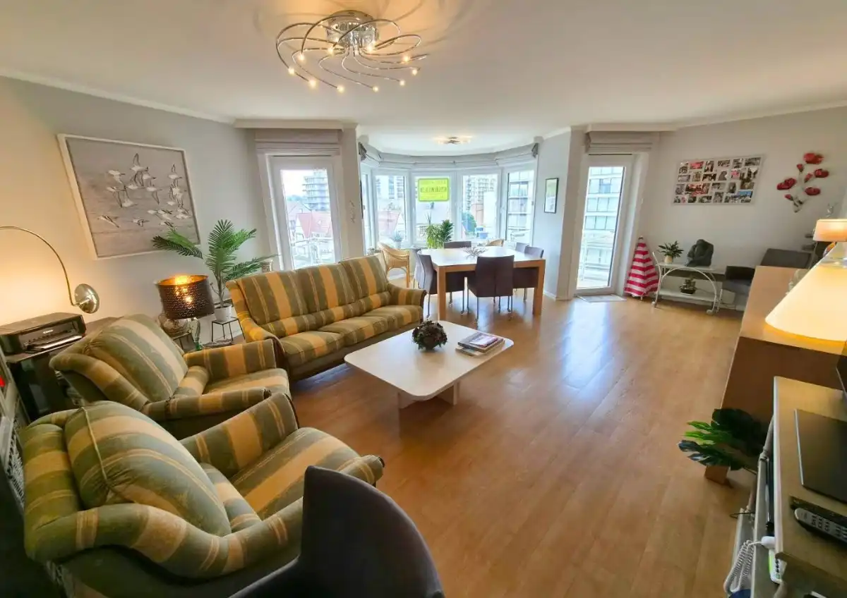 HOEKAPPARTEMENT MET ZIJDELINGS ZEEZICHT TE KOOP TE DE PANNE foto {{pictureIndex}}