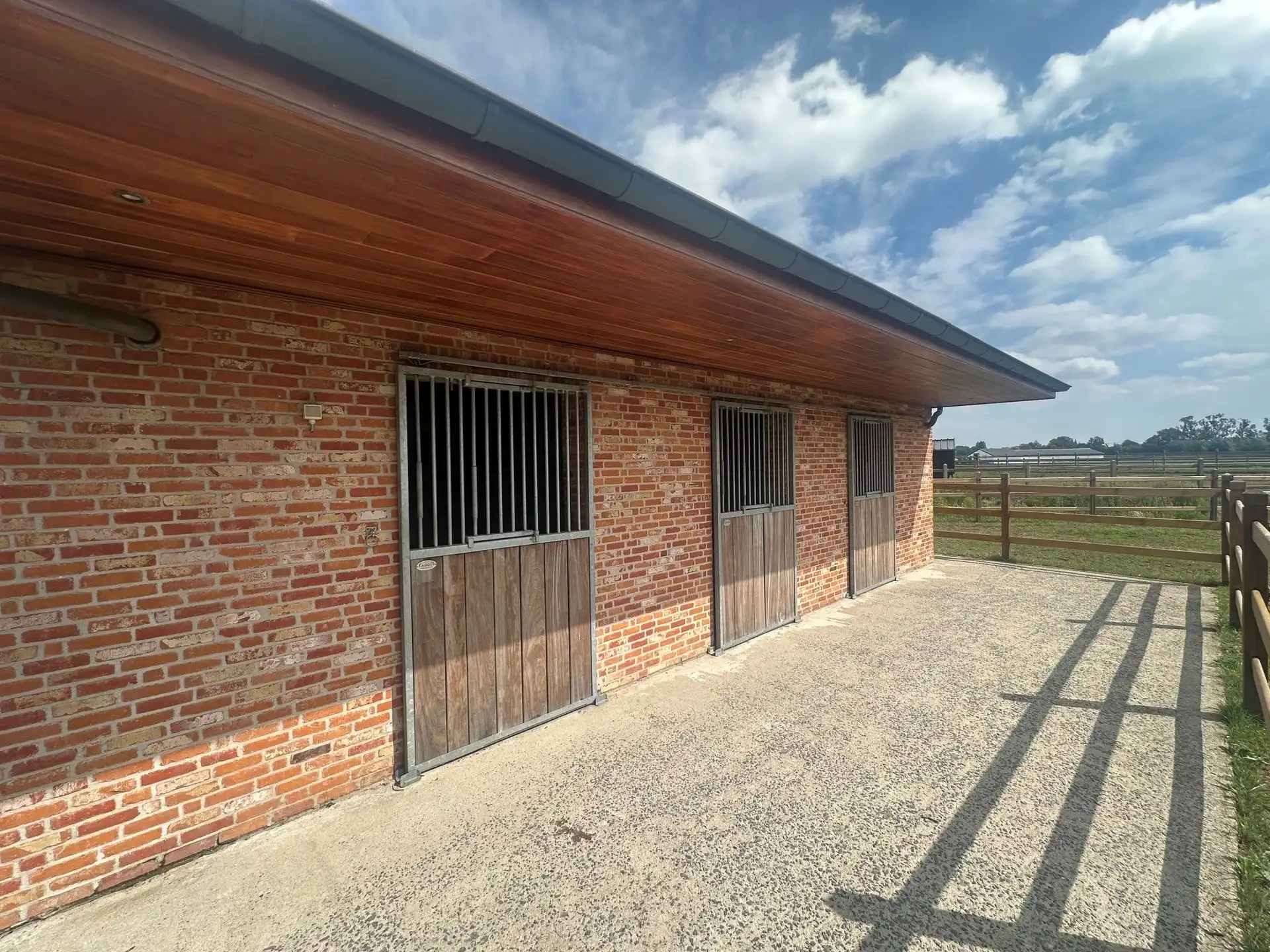 Klassevolle open bebouwing met 4 slaapkamers en prachtig landelijk uitzicht foto 28