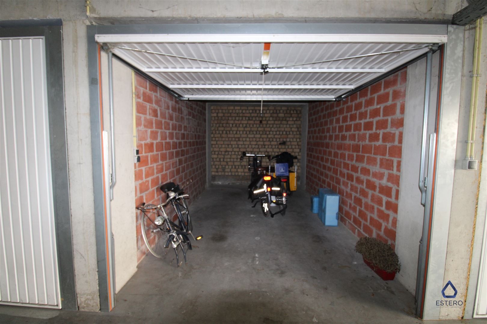 garagebox met stopcontact foto 3