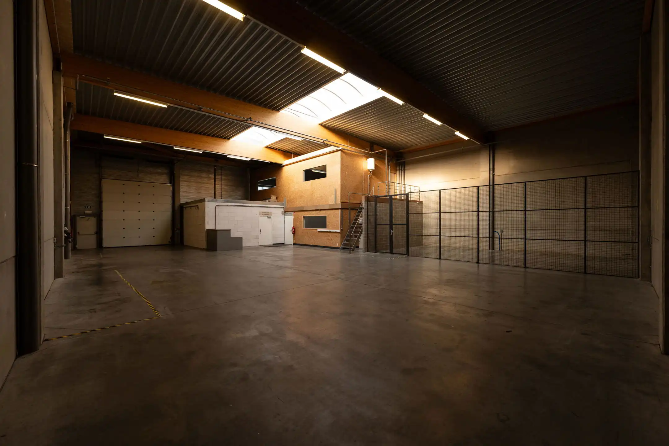 Te huur: bedrijfsunit met 360 m² magazijn en 144 m² kantoor foto 4