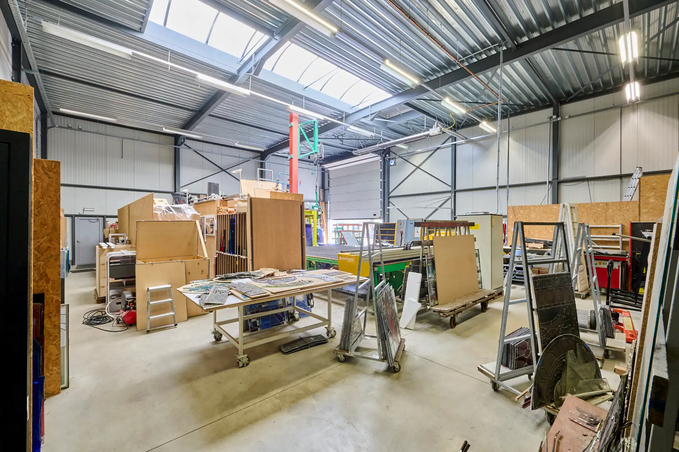 MULTIFUNCTIONEEL BEDRIJFSGEBOUW MET APPARTEMENT EN BUITENTERREIN foto 6