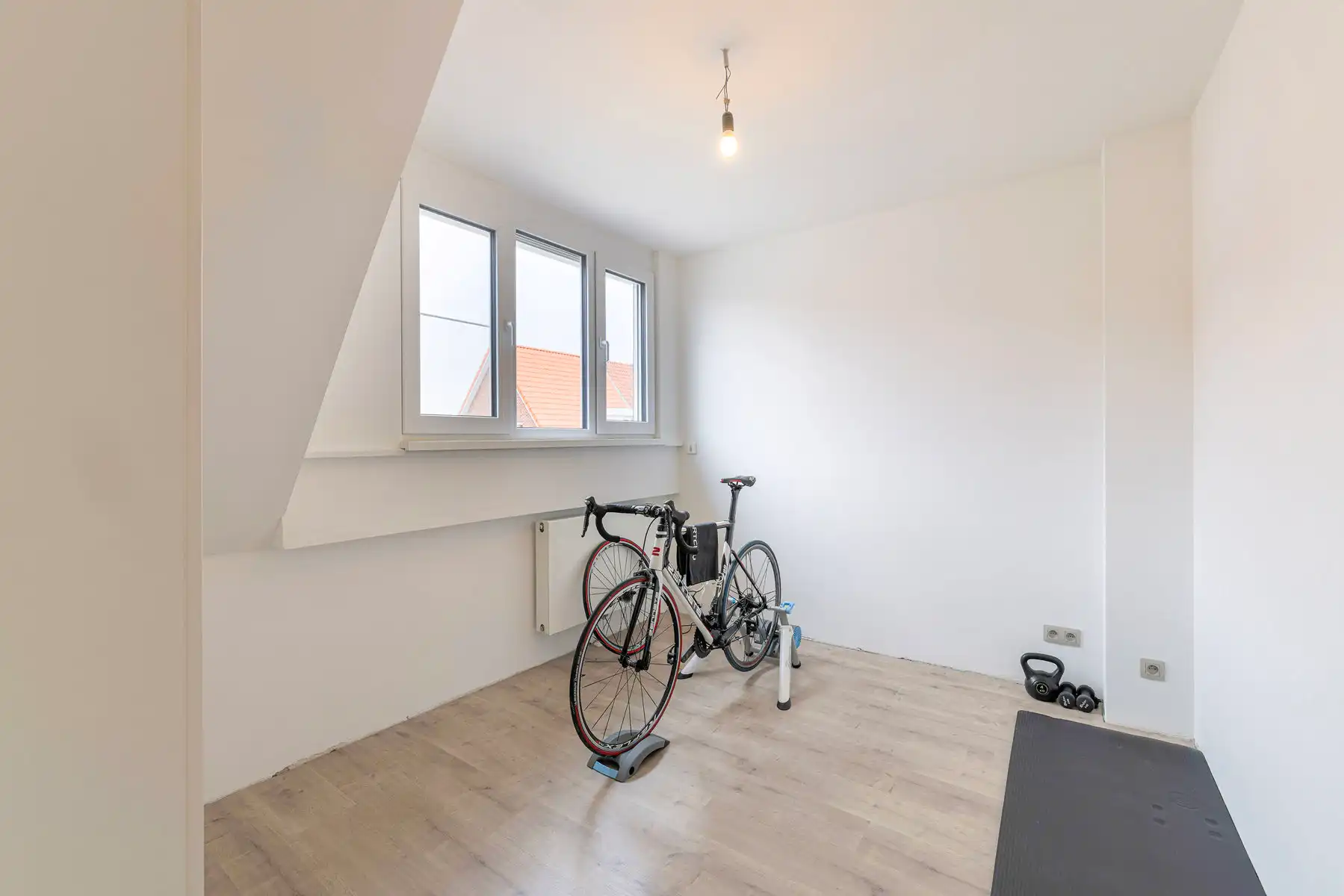 Gerenoveerde gezinswoning met 3/4 slaapkamers, garage en tuin foto 16