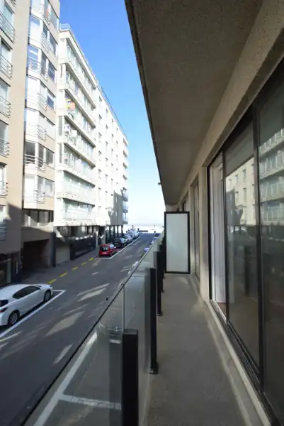 Hedendaags appartement genietend van zijdelings zeezicht, vlakbij de zee. foto 3