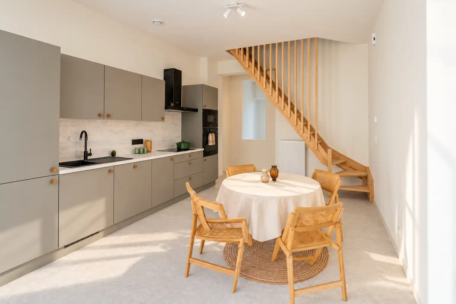 Lichtrijke gerenoveerde woning foto 2