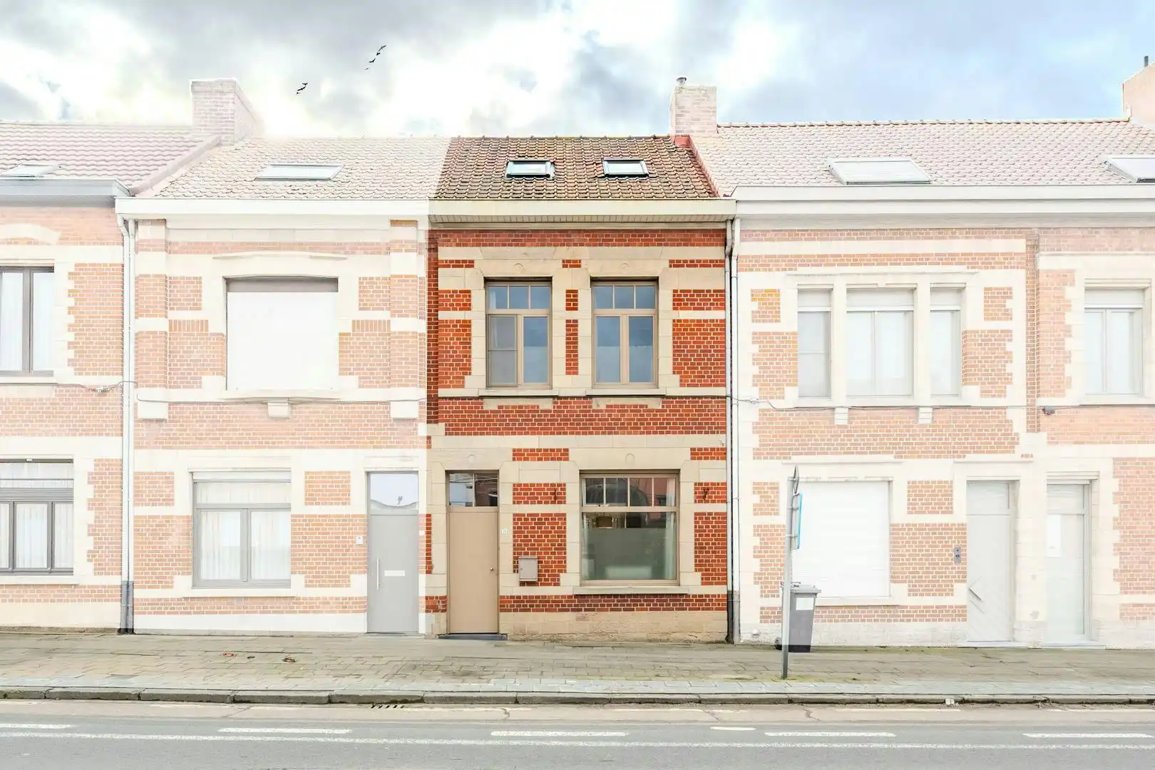 Recent gerenoveerd huis te koop in Ieper foto 2