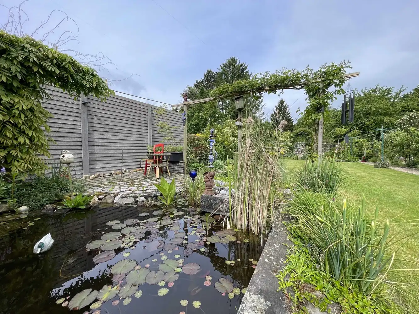 Rustig gelegen gezinswoning met prachtige tuin foto 15