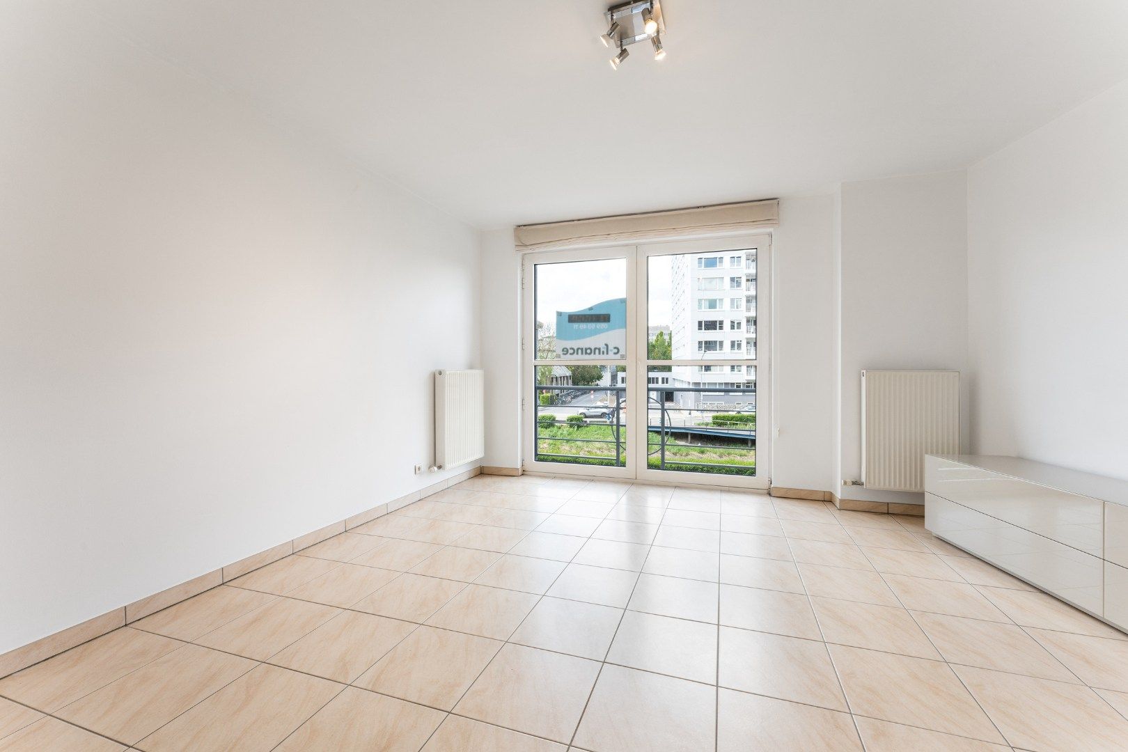 Recent & lichtrijk appartement (incl. autostaanplaats!) gelegen nabij de Bijloke site in Gent met zicht op de Leie.  foto 3