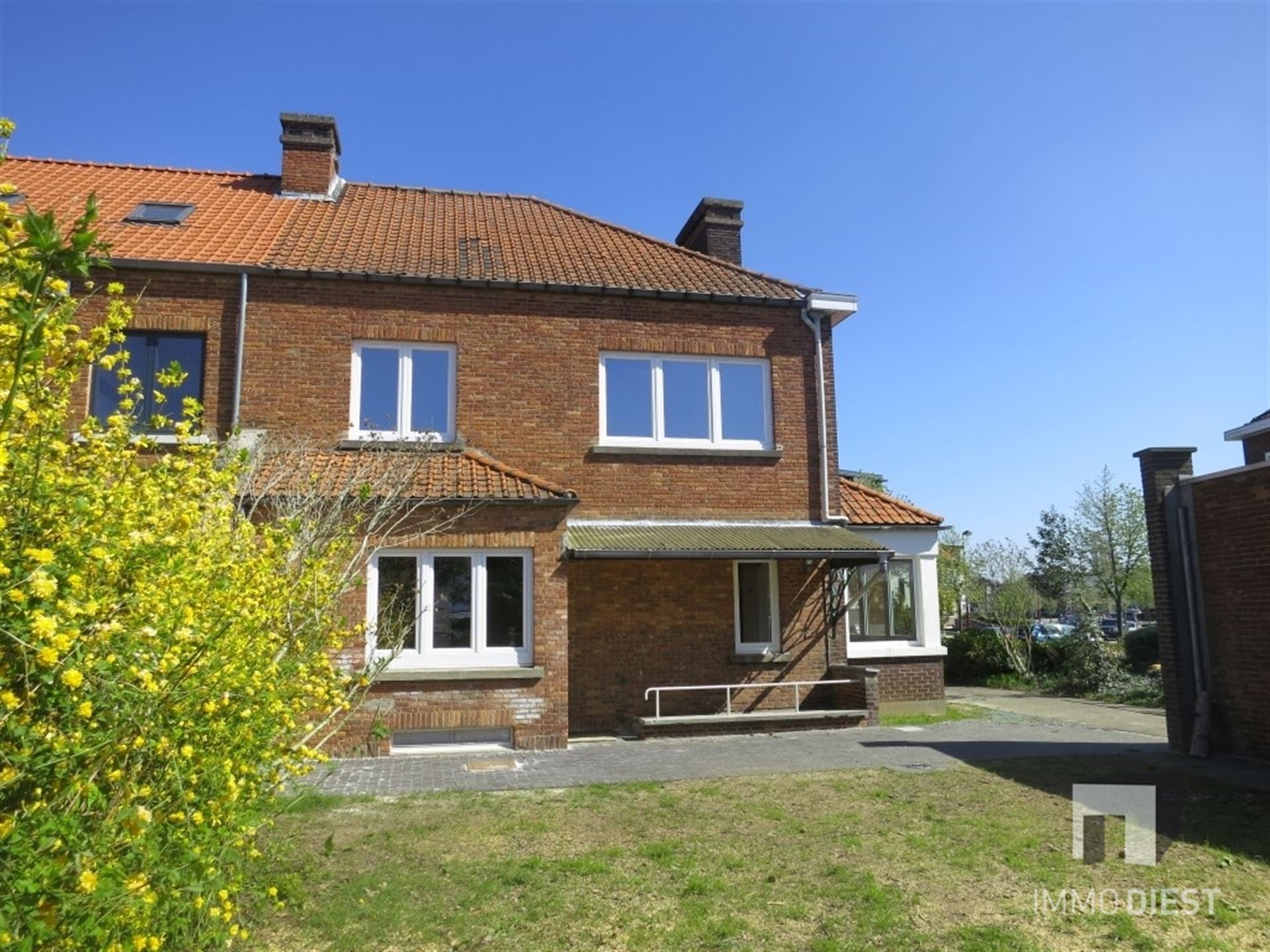 Eengezinswoning met 3 slaapkamers, tuin en garage foto 3