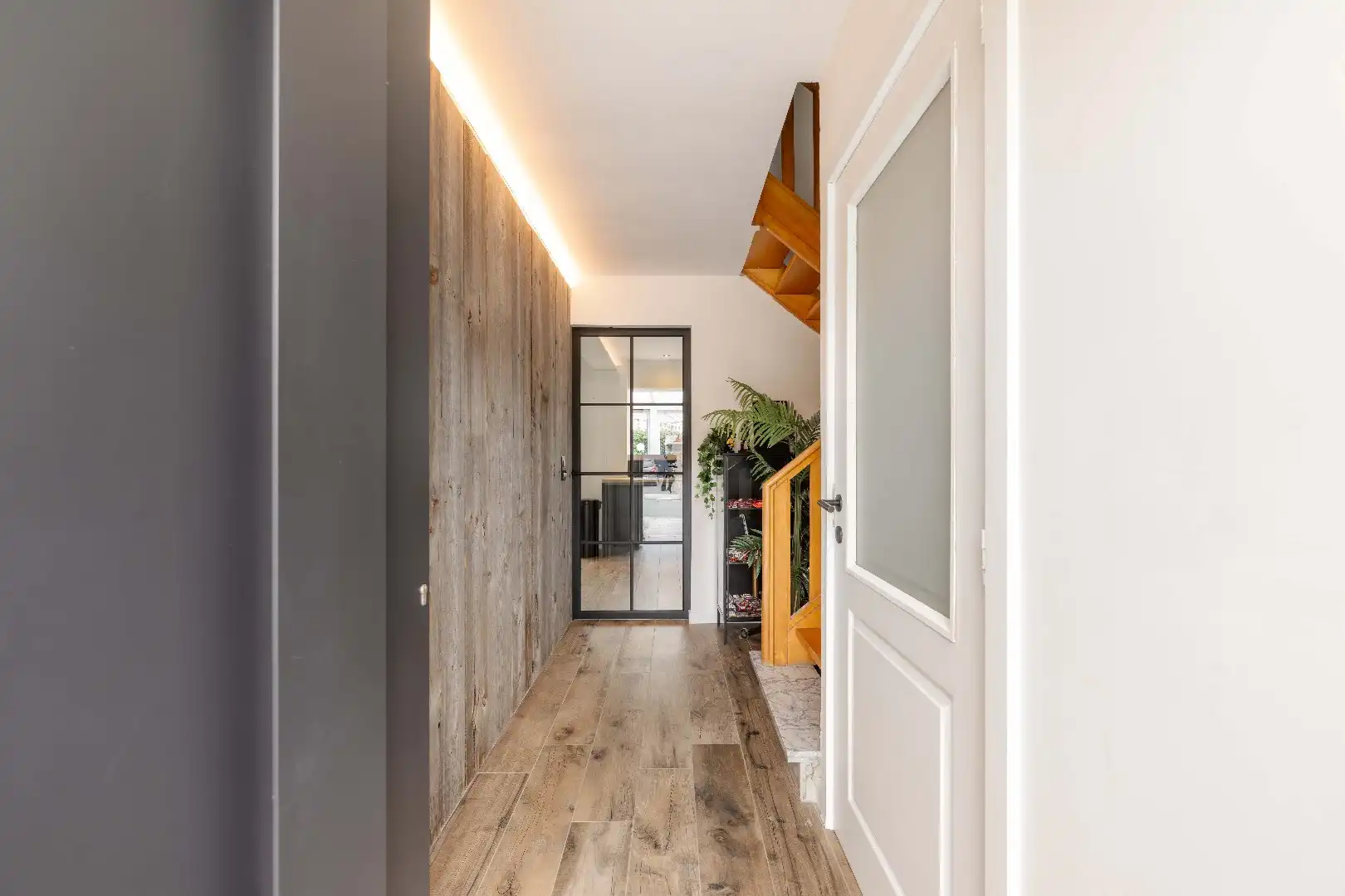 GERENOVEERDE (2021) HALF OPEN BEBOUWING OP 417 m² foto 3