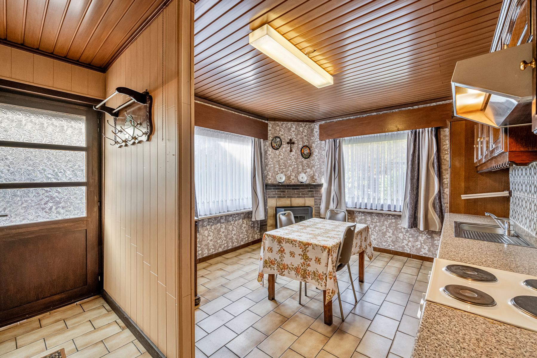 Te renoveren woning op groot perceel grond foto 8