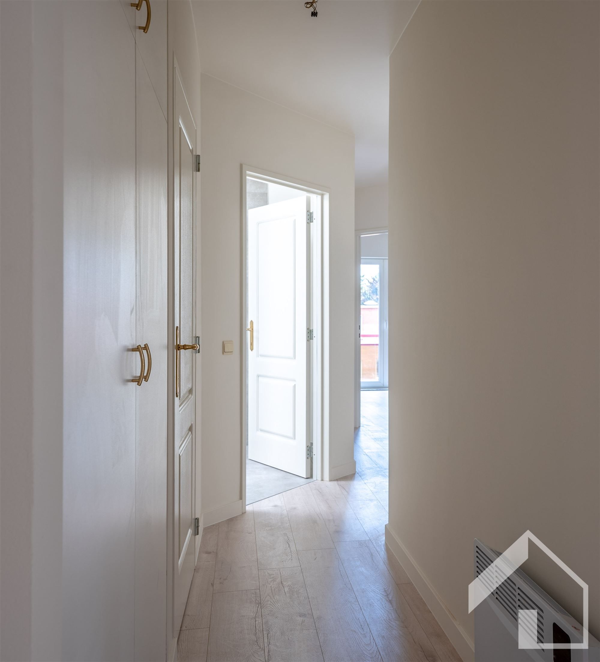 Gerenoveerd 2-slaapkamerappartement met garage foto 6