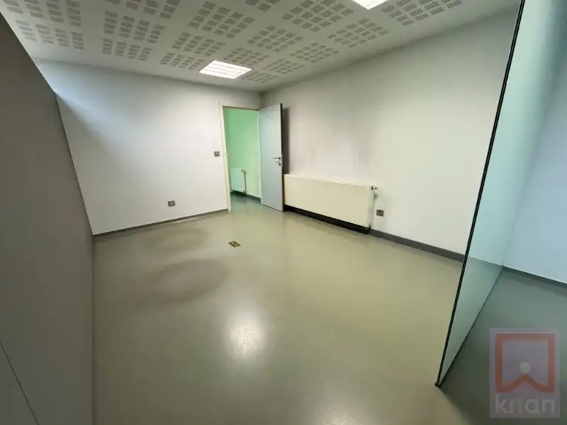 Instapklaar gelijkvloers kantoor (±100m²) te koop in het centrum van Geel! foto 4