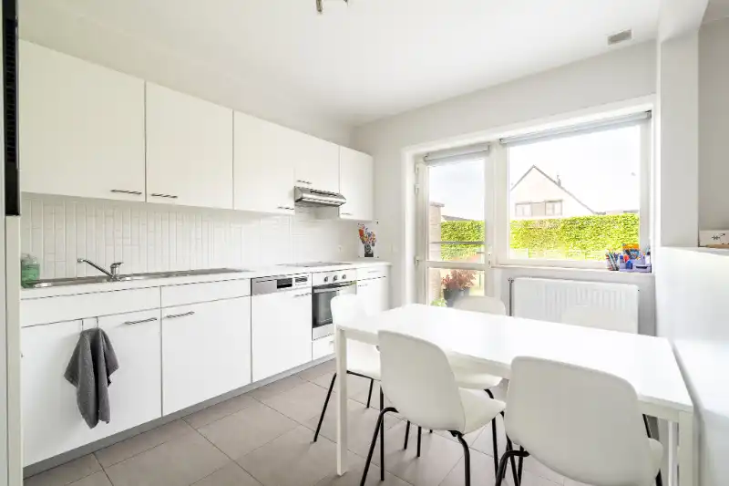 Halfopen bebouwing met praktische indeling in rustige woonwijk foto 8