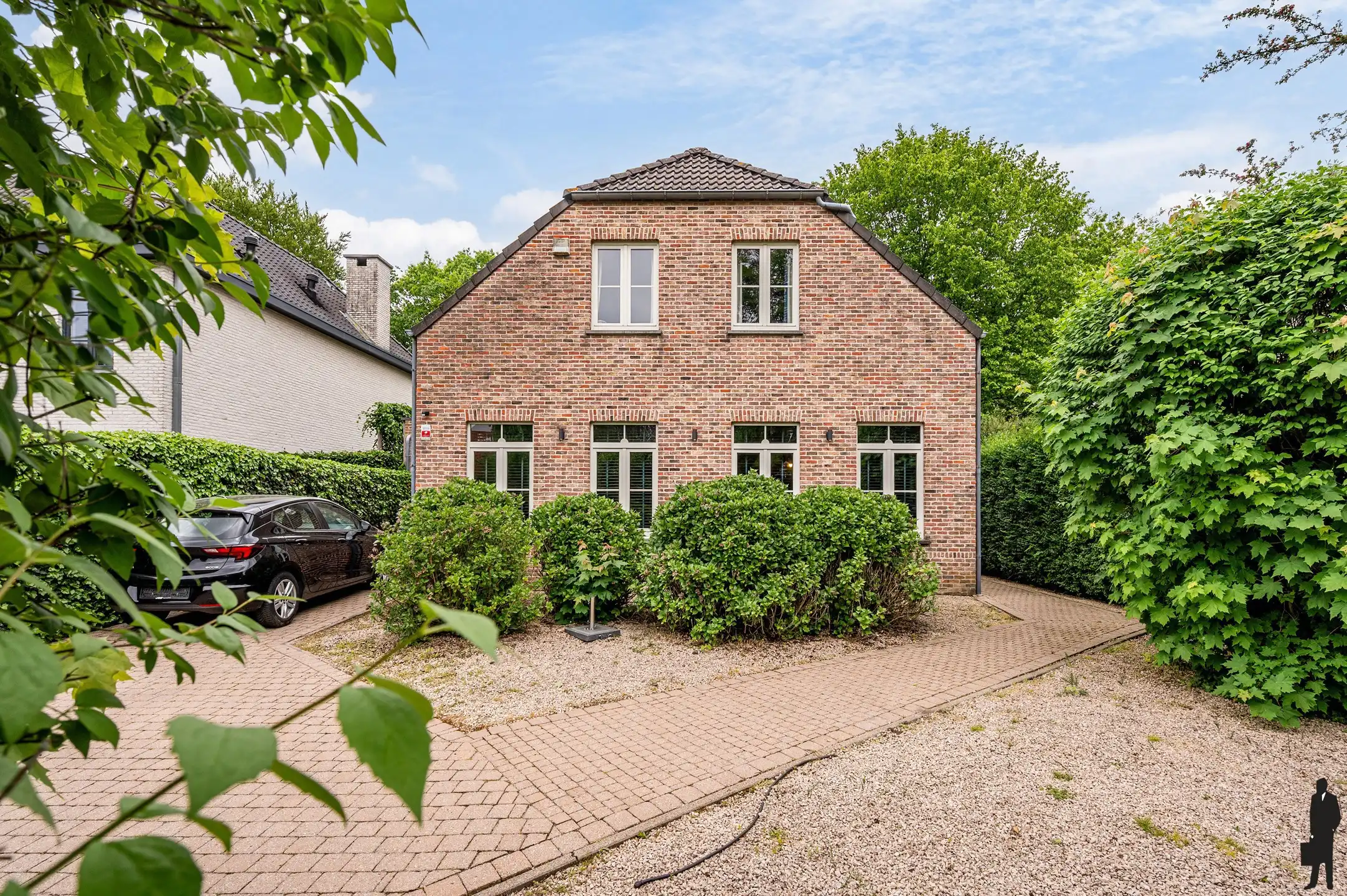 Verrassend ruime instapklare woning (2000) met prachtige, groene tuin met volwassen bomen en optimale privacy.  foto 18