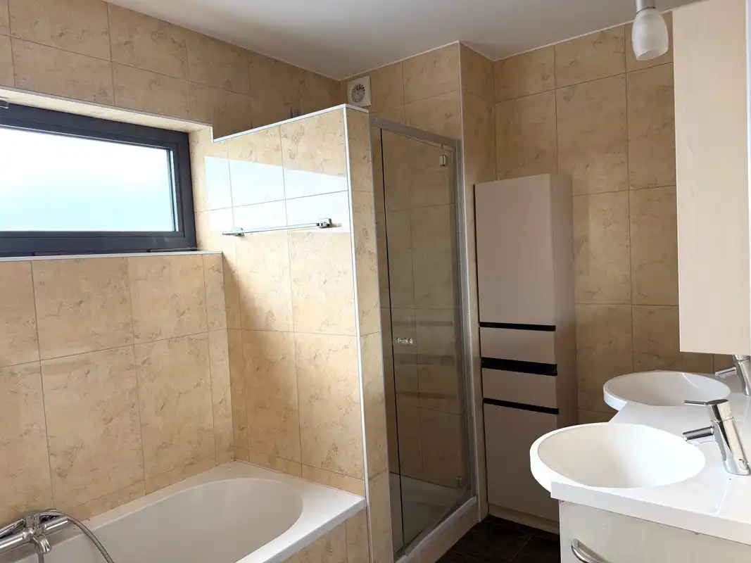Ruim gelijkvloersappartement met 2 slaapkamers, omheind terras en garage met automatische poort. foto 7