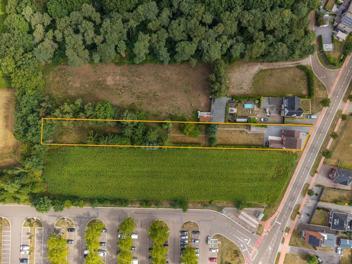 Vrijstaande woning met 3slk op 22a40ca op strategische ligging foto 2