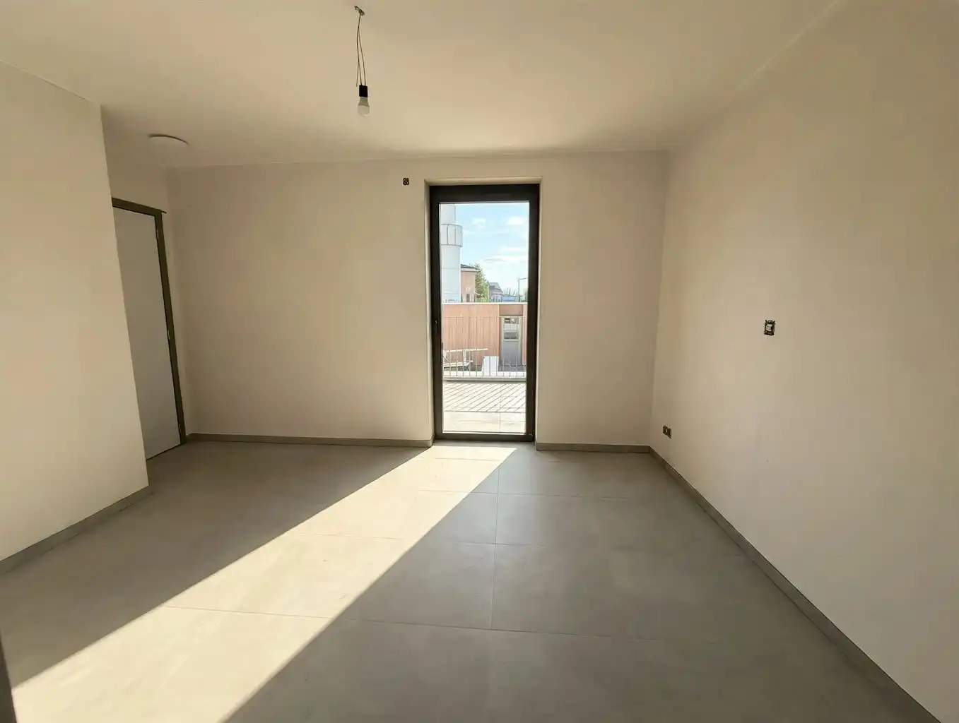 Gelijkvloers, energiezuinig BEN-appartement met 1 slaapkamer, ruim zuidgericht terras, private tuin en ondergrondse autostaanplaats in hartje Maaseik. foto 8