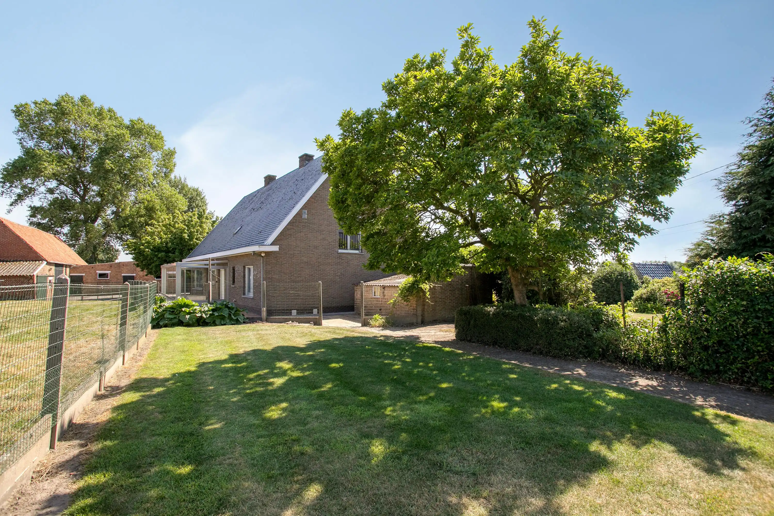 Te renoveren woning met 6 slaapkamers en loodsen te Kortemark foto 13