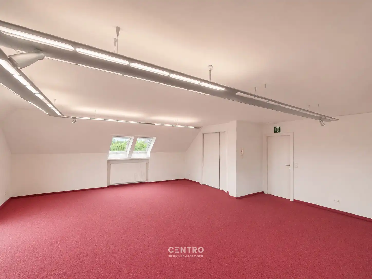Ruim (430m²), multifunctioneel pand (bewoning, kantoor, praktijk, horeca, ...)  op ZICHTLOCATIE langs invalsweg Roeselare (vlakbij de ring R32). foto 18