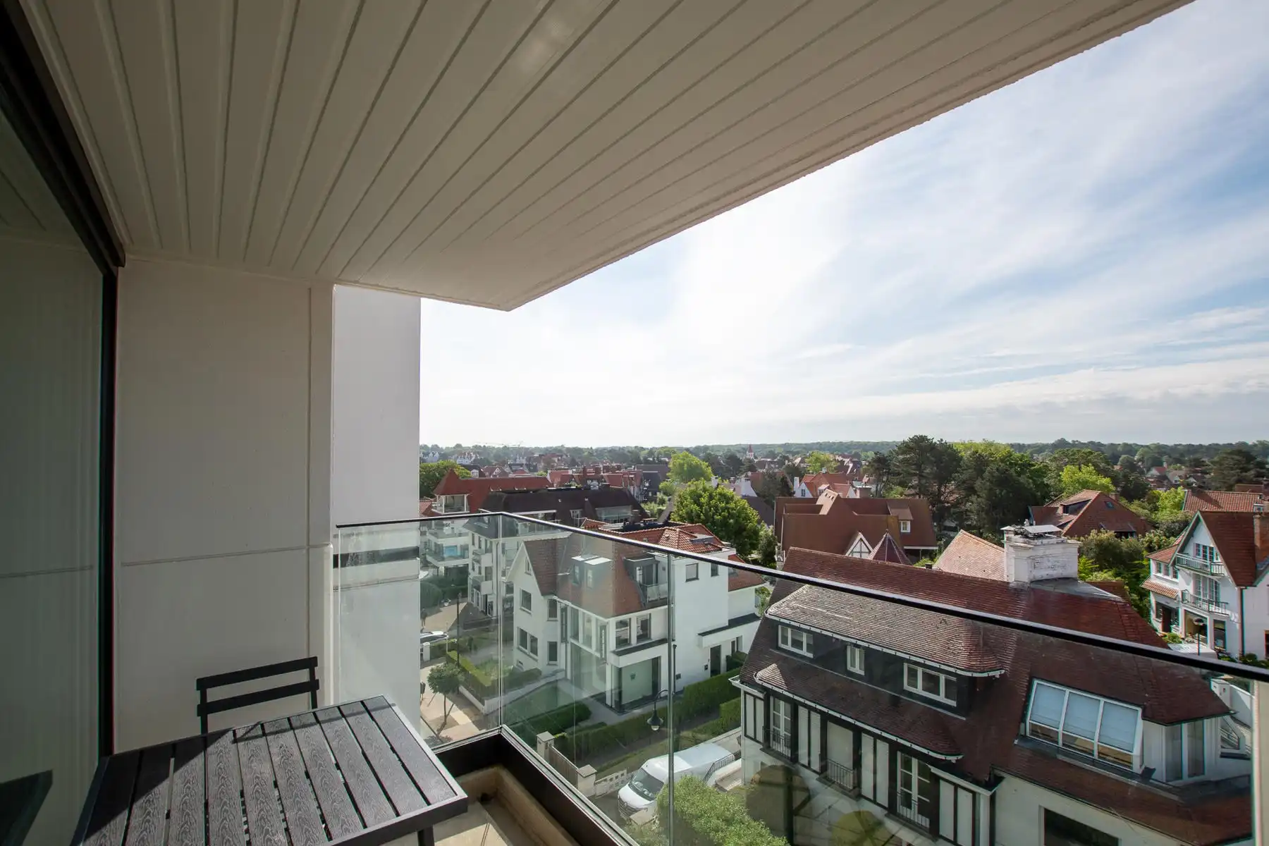 Gemeubeld appartement op de vijfde verdieping gelegen in hartje Zoute op enkele passen van het Albertplein en de zee foto 2