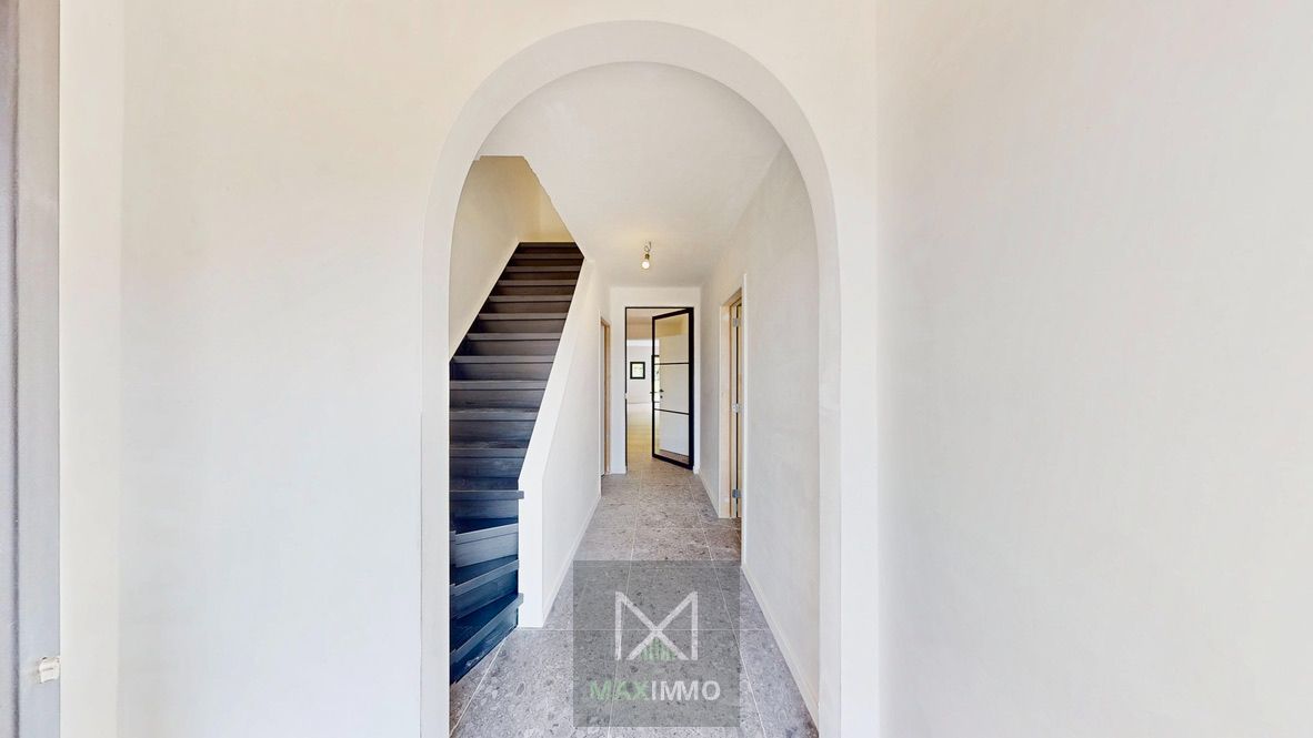 🏡 Volledig gerenoveerde gezinswoning met 4 slaapkamers & zonnige tuin foto 2
