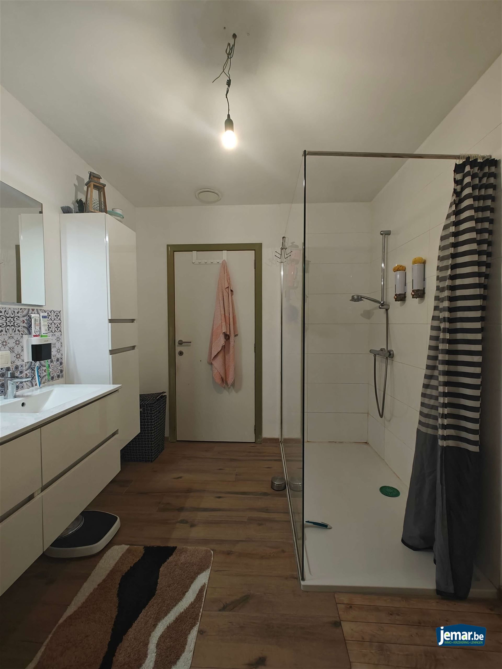 Woning met 5 slaapkamers, 2 badkamers en een grote garage foto 12