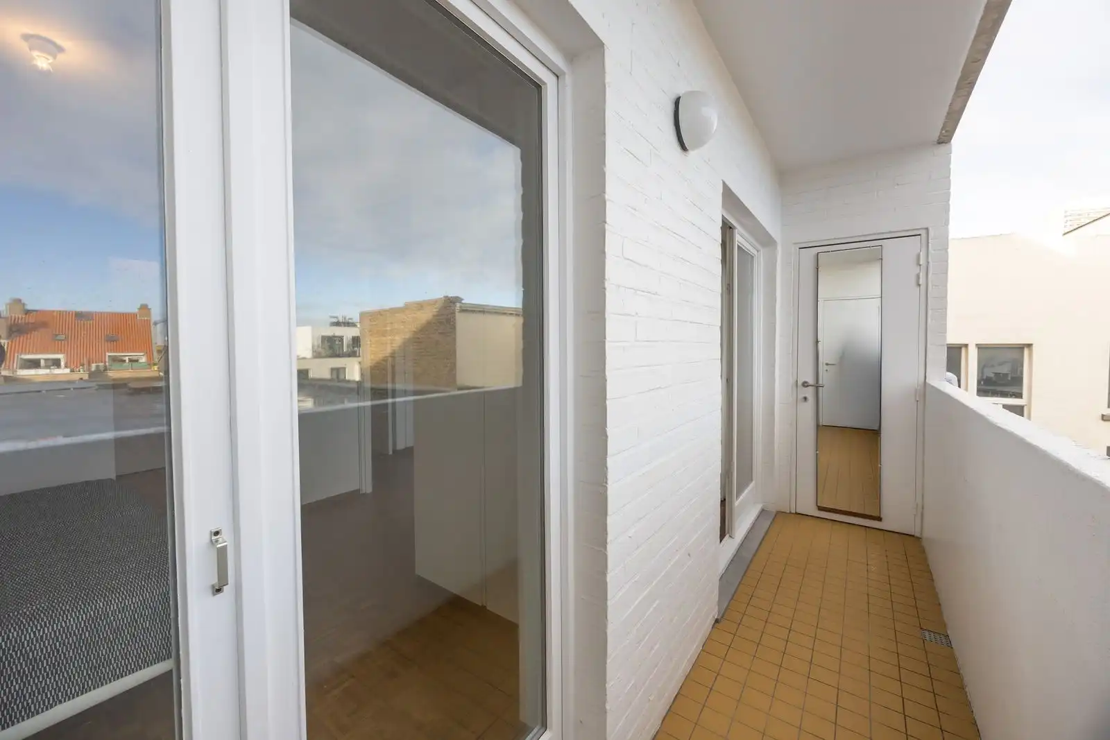 Stijlvol gerenoveerd appartement zongericht met open zicht in hartje Oostende foto 18