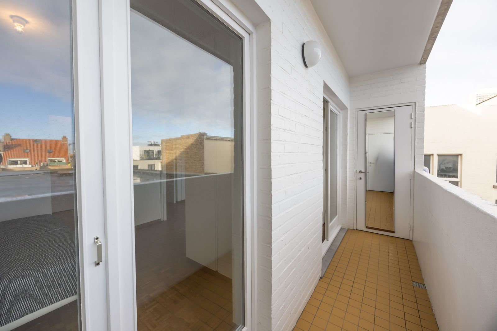 Stijlvol gerenoveerd appartement zongericht met open zicht in hartje Oostende foto 18