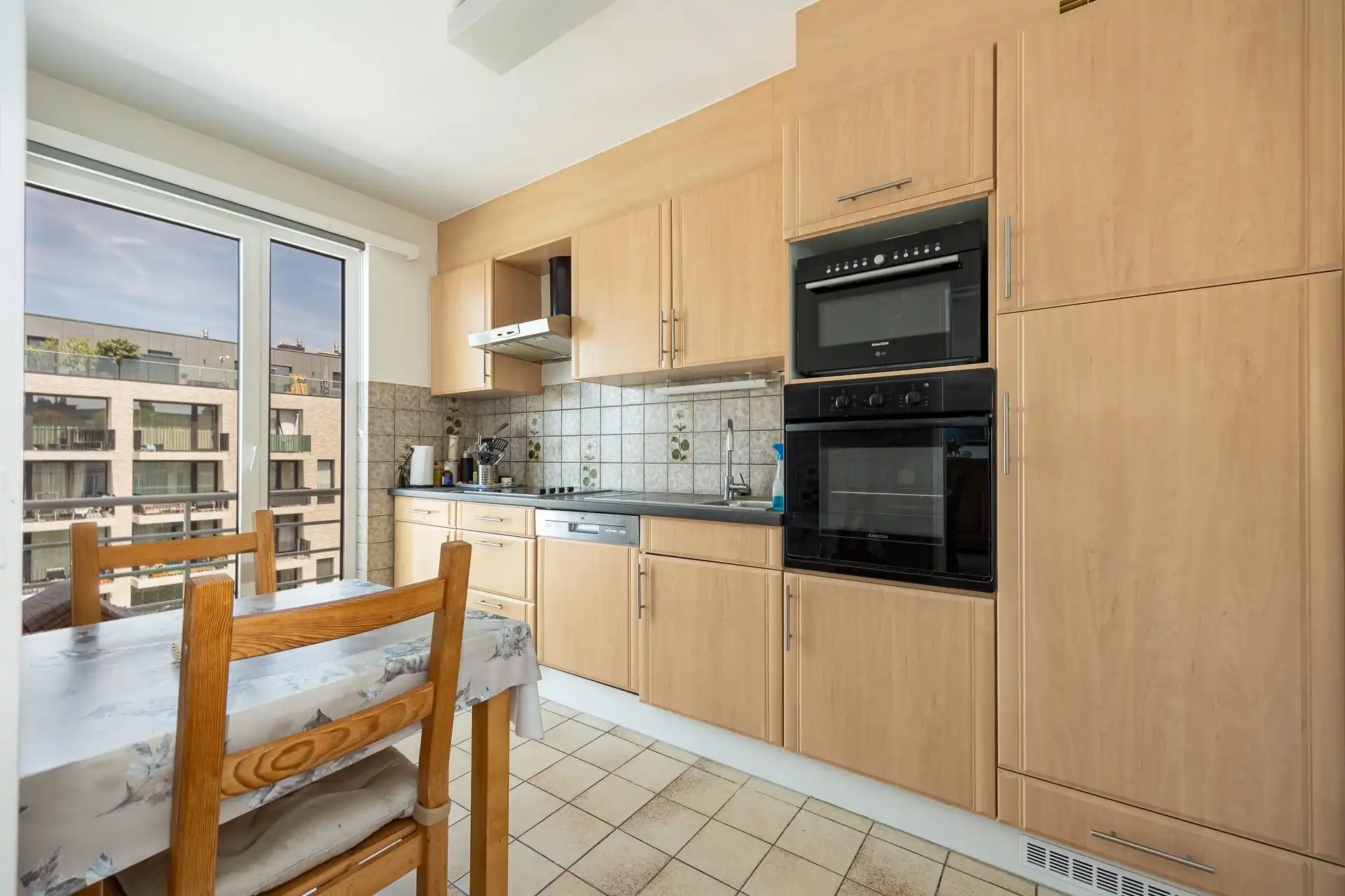 Liichtrijk appartement met 2 slaapkamers & staanplaats foto 6