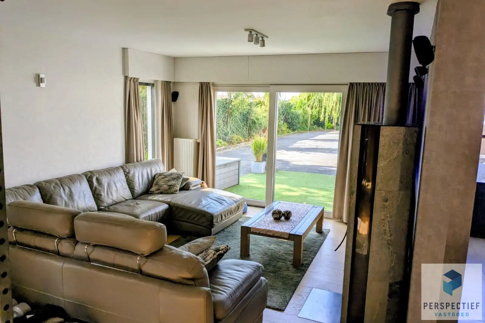 BEZOEKMOMENT ZATERDAG 21/03 VAN 13U TOT 15U | Ruime, instapklare woning met 4 slaapkamers, garage en magazijn op 970 m² foto 8