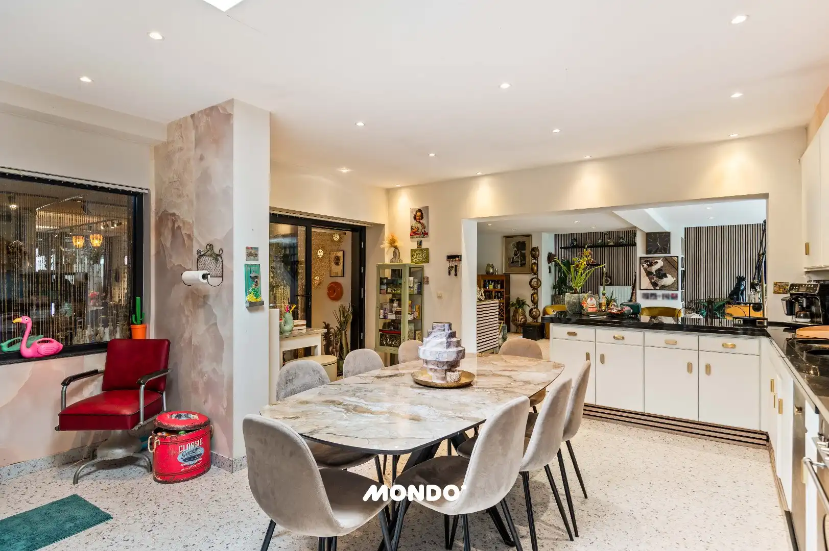 Ruime handelswoning met 2 handelsruimtes, 4 slaapkamers, garage, terras en zonnige tuin. foto 13