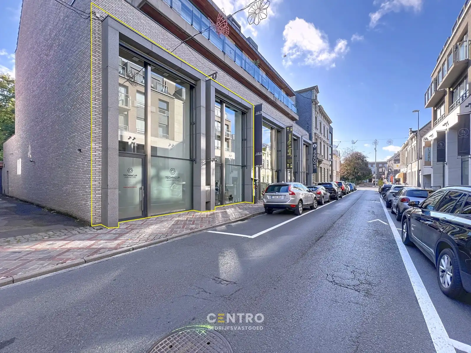 Moderne LICHTRIJKE handelsruimte TE HUUR in de stijlvolle Delaerestraat. foto {{pictureIndex}}