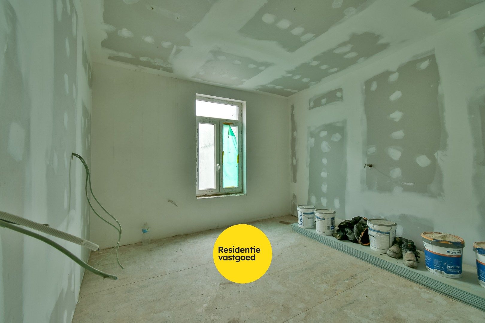 Ruime woning met bergen aan potentieel! foto 9