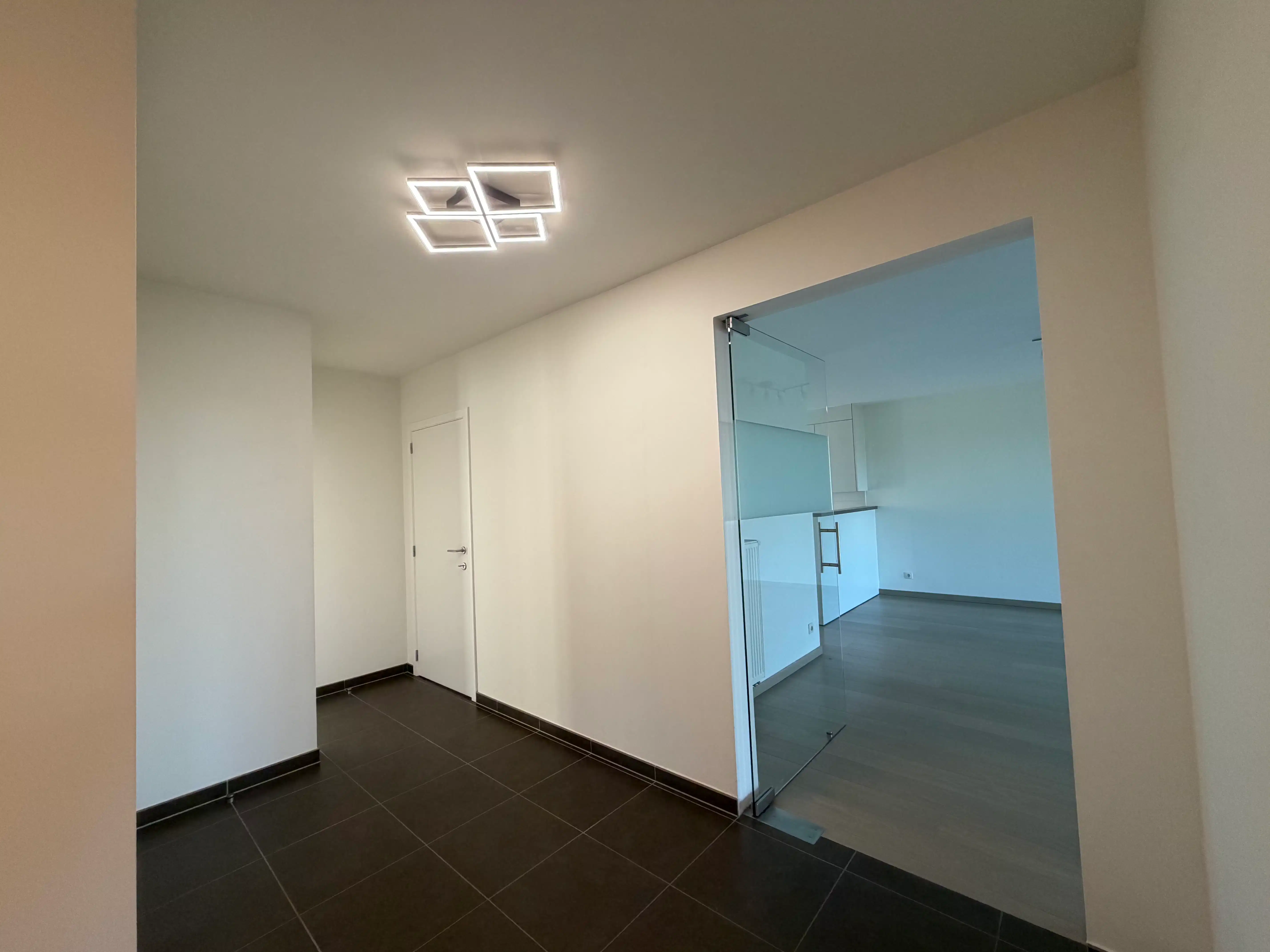 Instapklaar appartement met twee slaapkamers en garage foto 2
