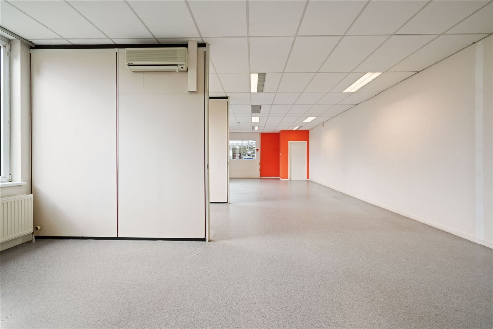Ruime en goed gelegen kantoorruimte met onthaal en 4 parkings foto 7