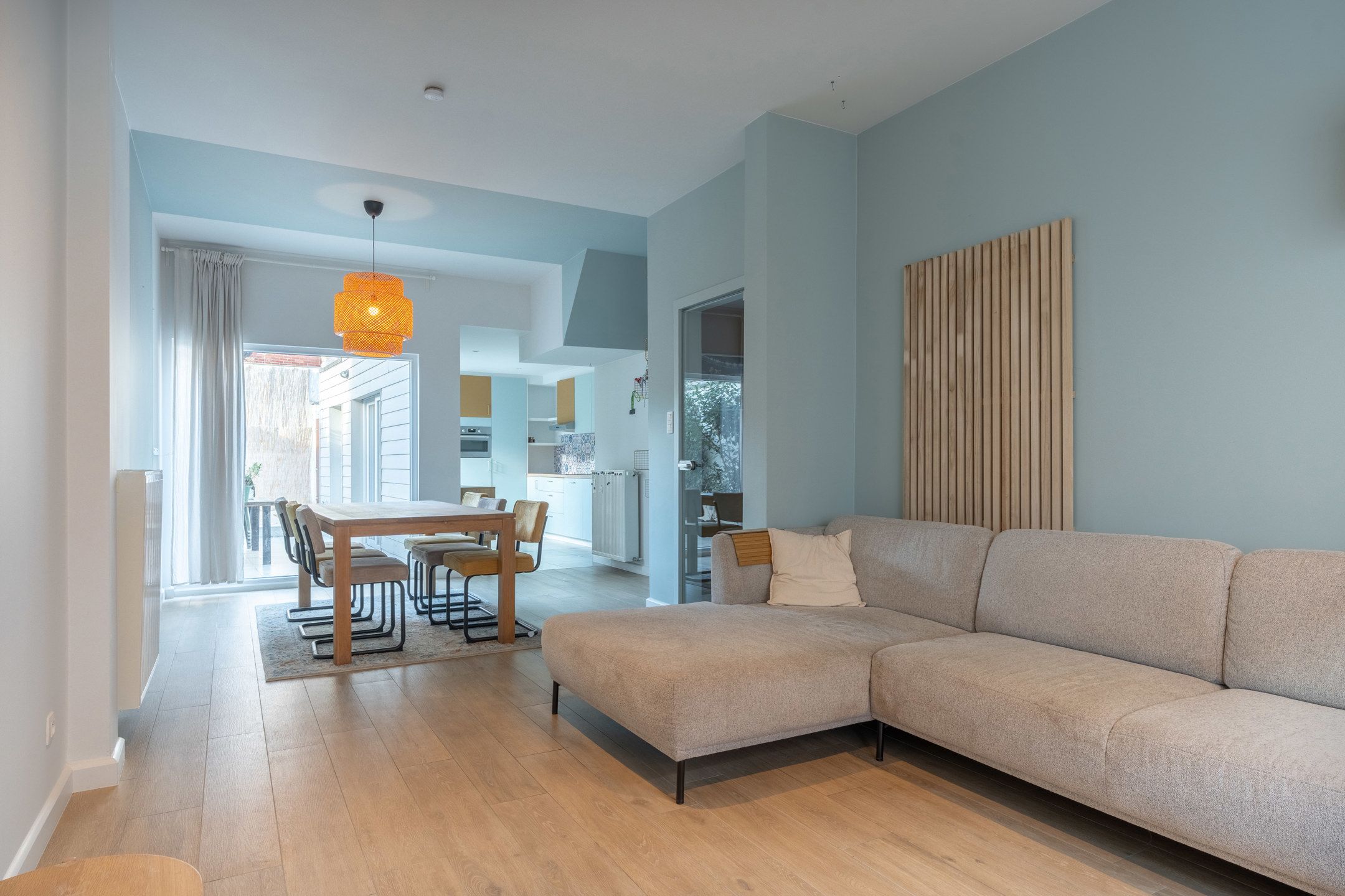 Recent gerenoveerde woning met 4 slpks en zij-ingang! foto 5