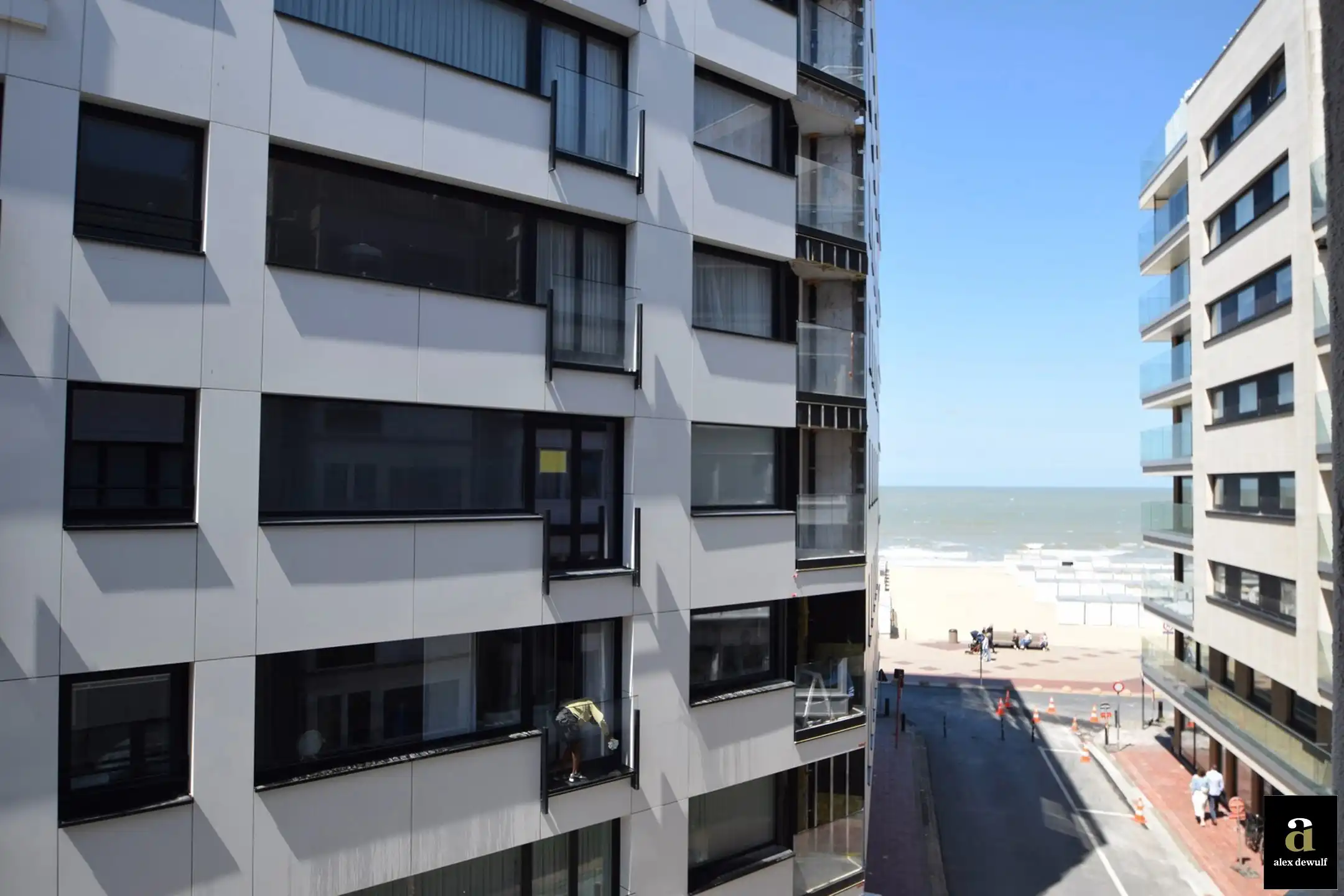 Lichtrijk gerenoveerd appartement nabij de winkels, het strand en de zee. foto 5