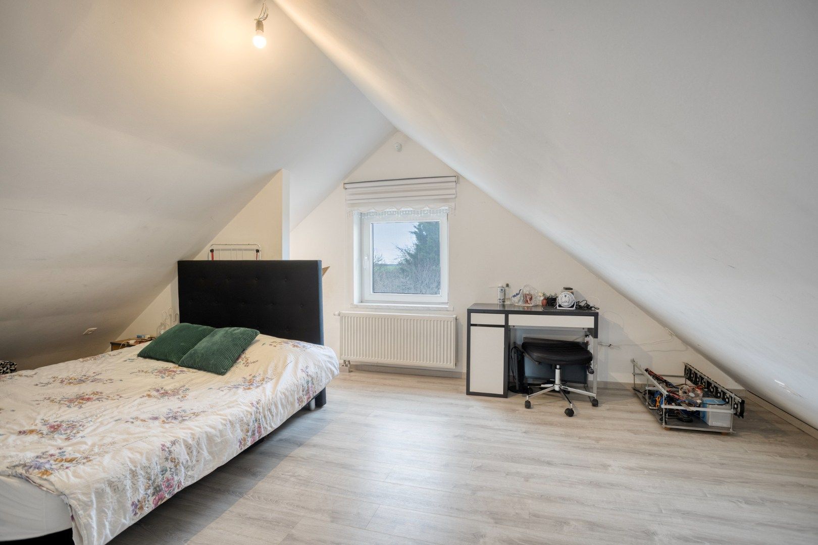 Rustig gelegen, vernieuwde woning met 4 slaapkamers en grote tuin foto 19