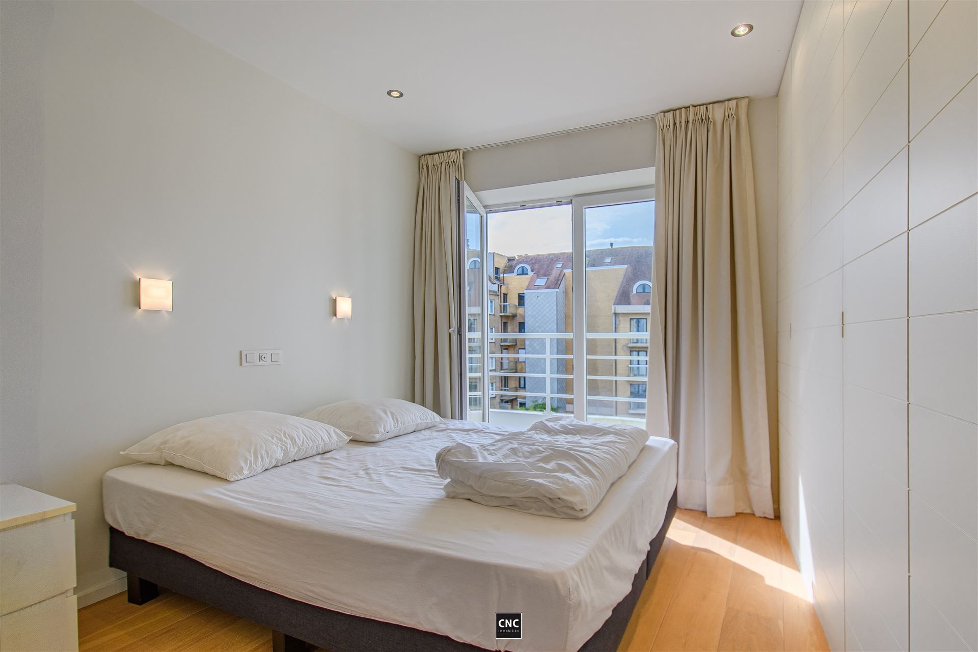 Ruim en lichtrijk appartement met zonnig terras op toplocatie in Knokke. Rustig gelegen in een karaktervolle residentie met prachtig open zicht op groen en de typische Zoute-villaatjes. foto 19