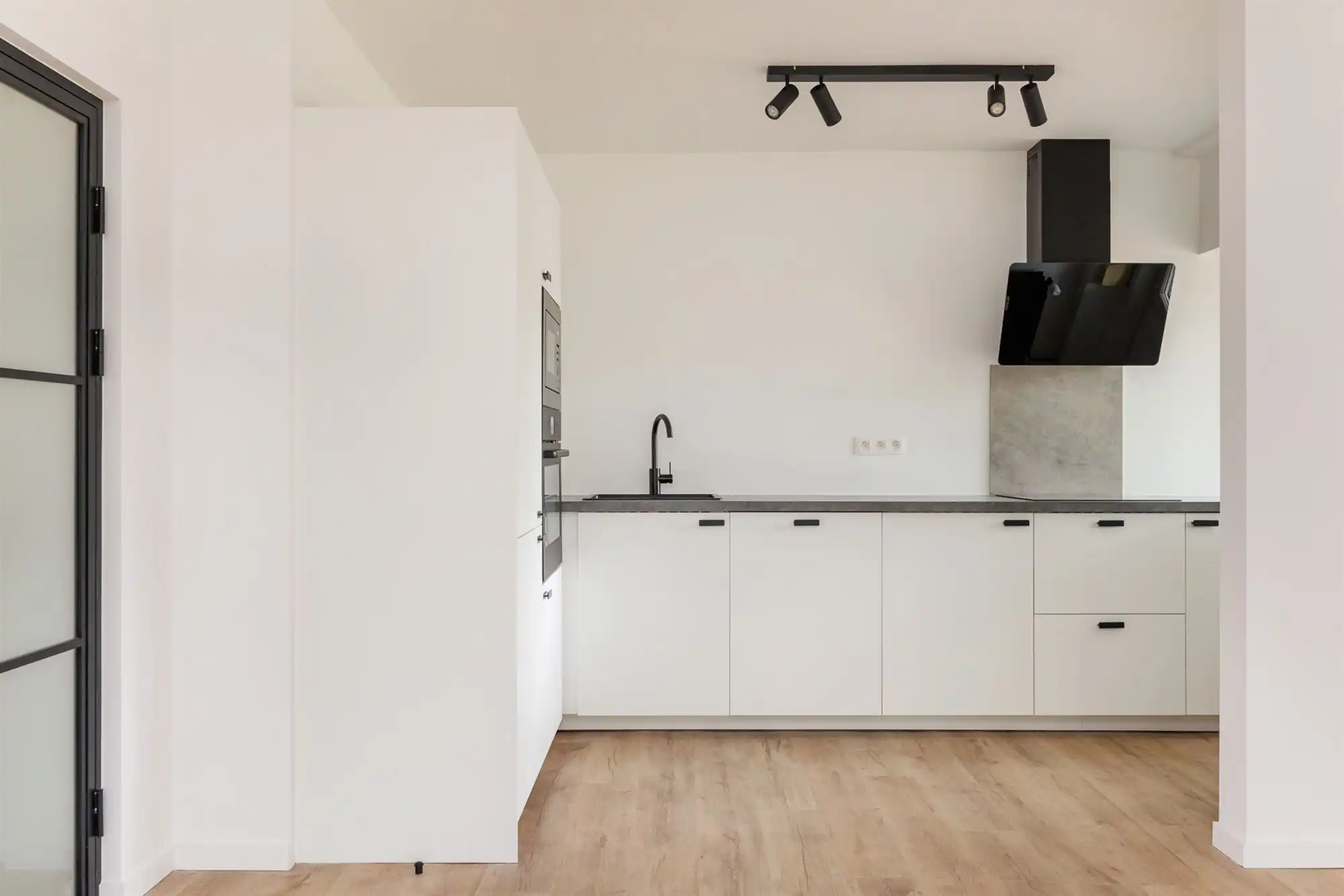 Lichtrijk gelijkvloersappartement met 2 slpk op TOPlocatie foto 2