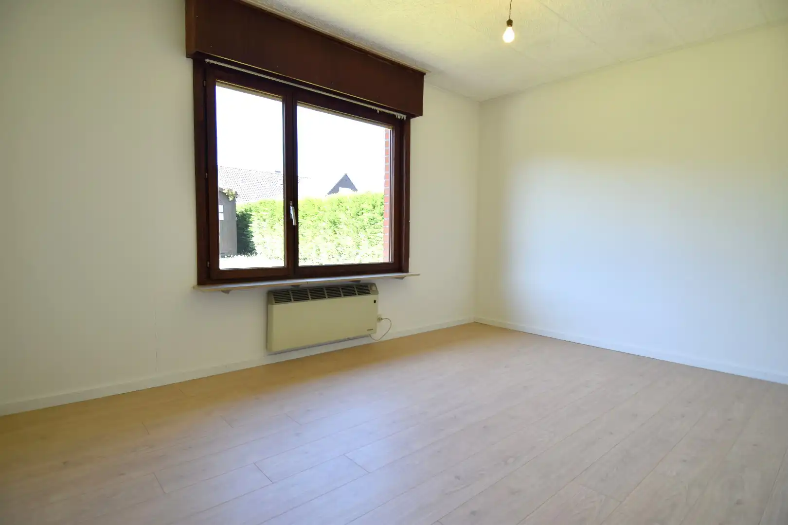 Ruime alleenstaande woning met 2 slaapkamers (mogelijkheid tot meer!), garage en zonnige tuin te koop in Gullegem foto 12