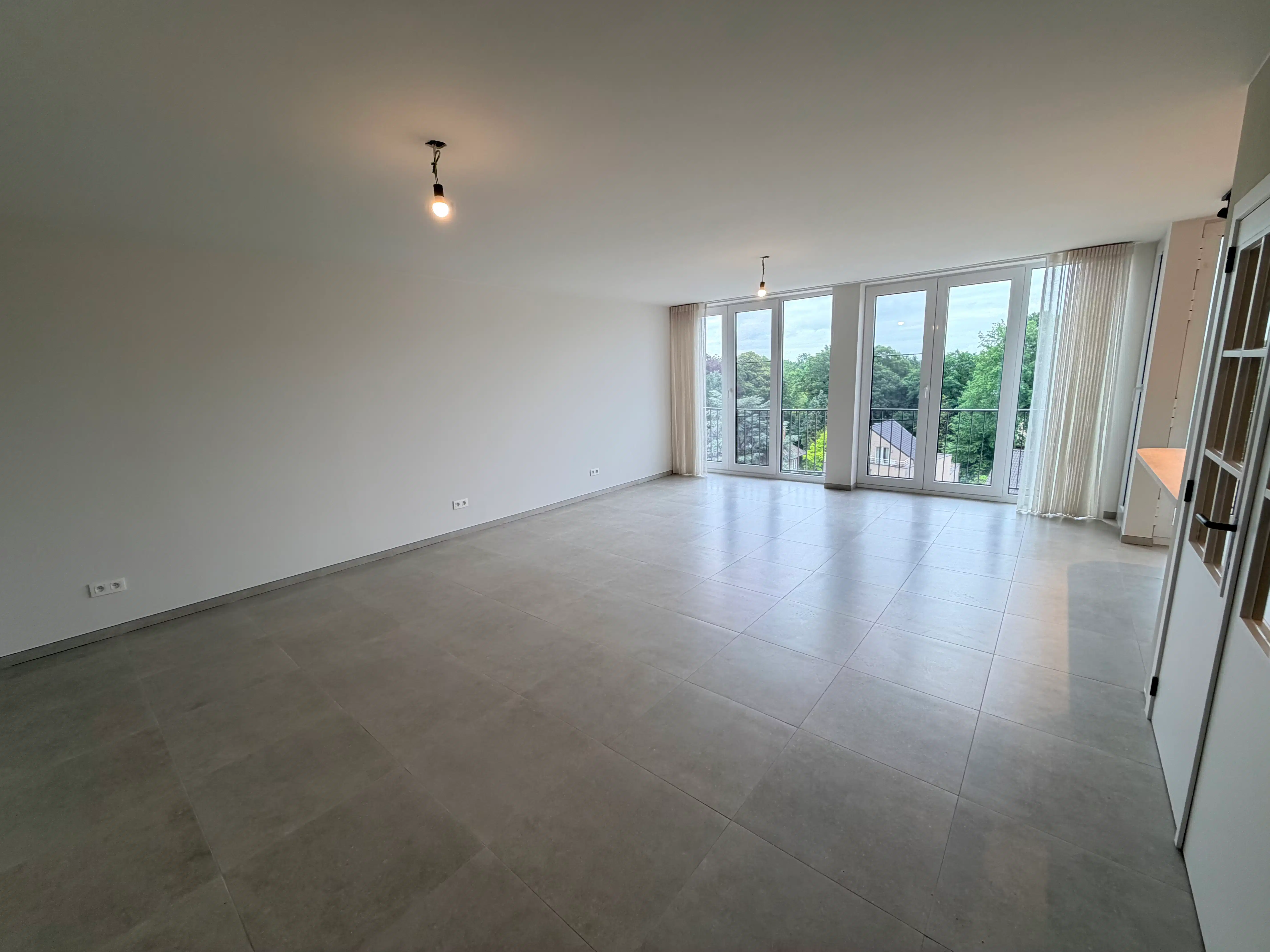 Genk - centrum : Volledig gerenoveerd, ruim en centraal gelegen appartement met 3 slaapkamers en 2 terrassen. foto 2