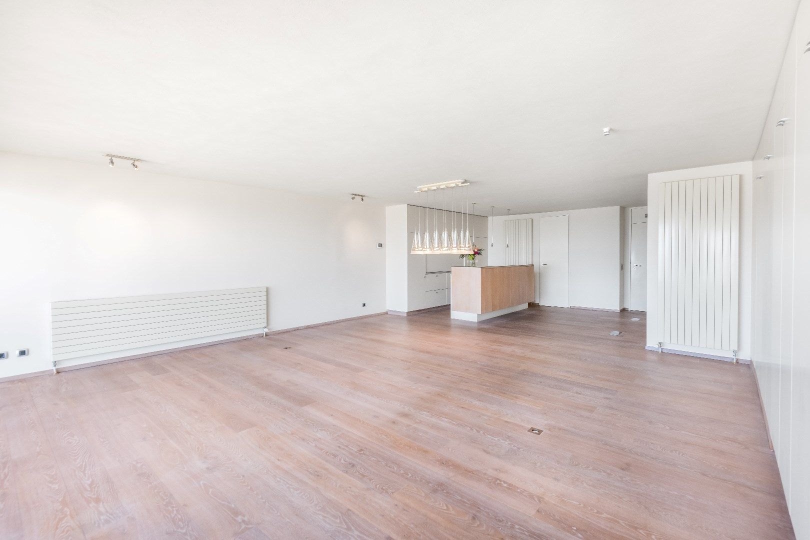 Zeer goed gelegen appartement met parking op de ZEEDIJK vlakbij het Van Bunnenplein. foto 5