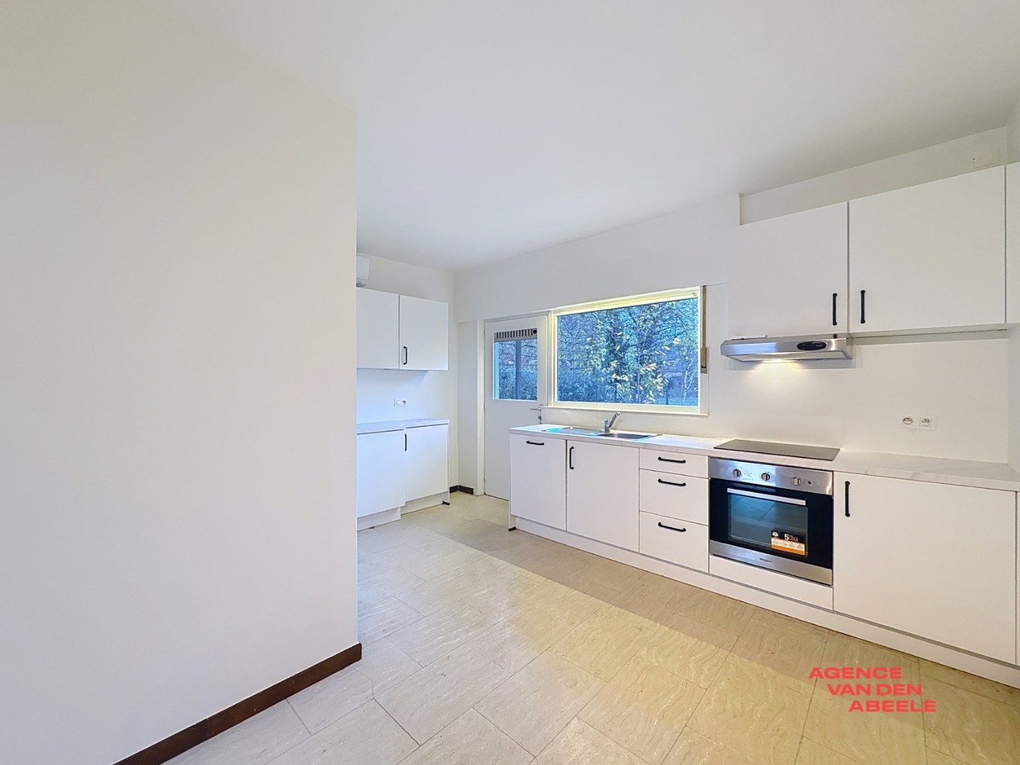 Gelijkvloers appartement met 2 slaapkamers, ruime garage en tuin foto 8