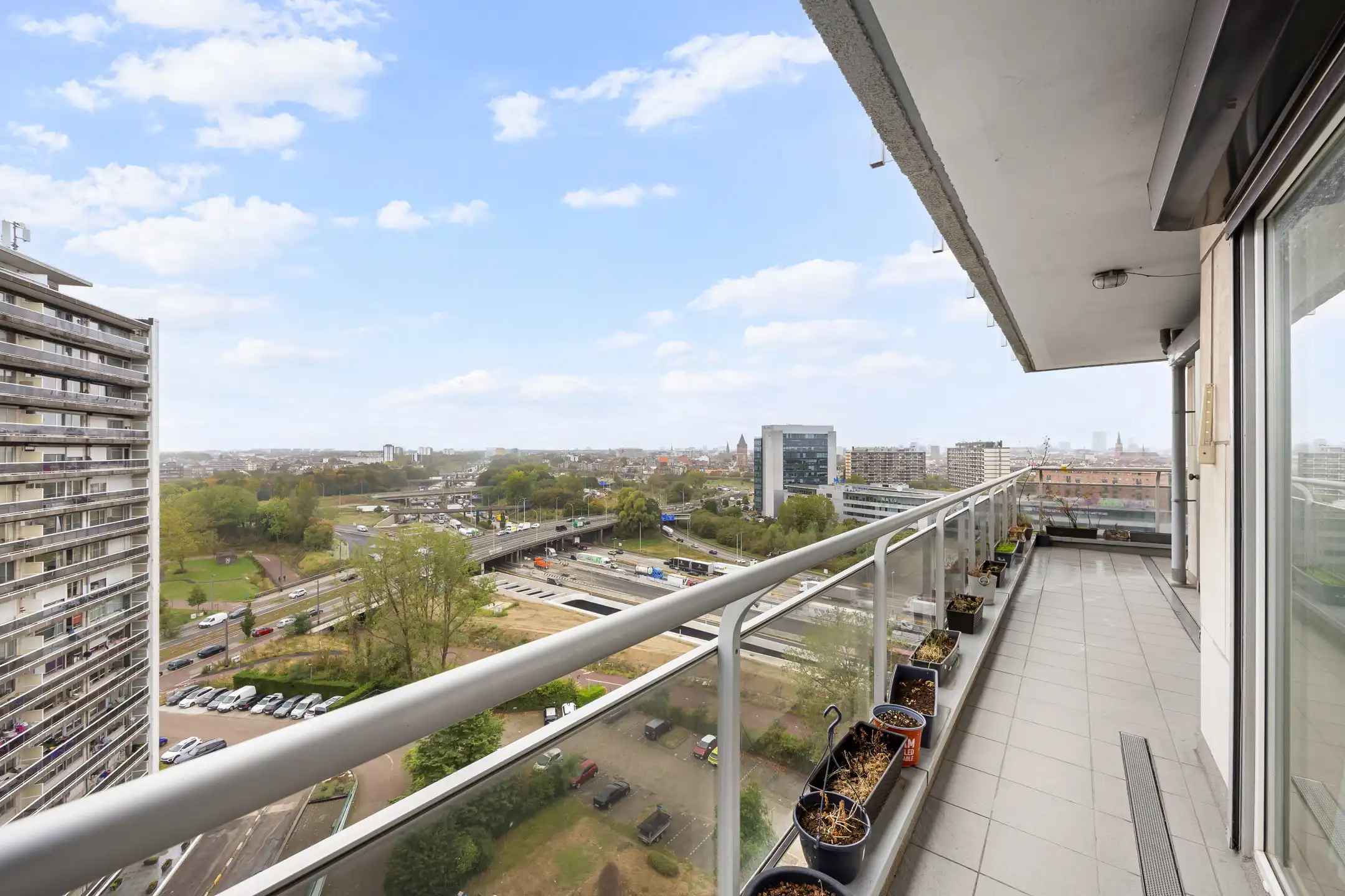 Hoekappartement met veel lichtinval en prachtig zicht, 2 slaapkamers en groot hoekterras en kelder foto 13