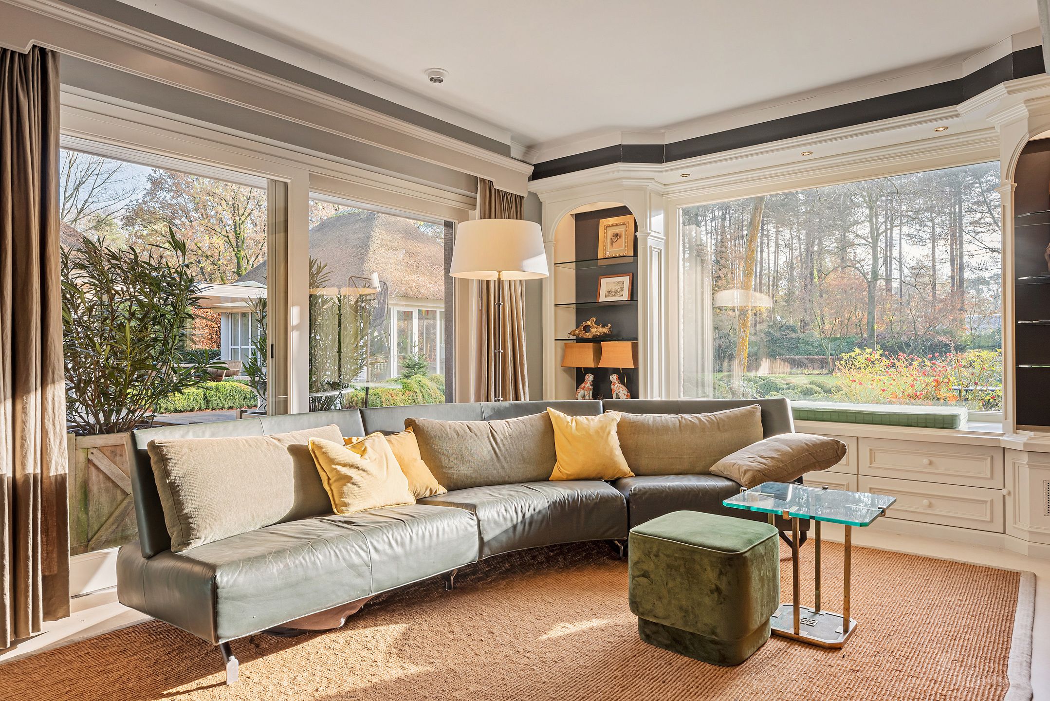 Rietgedekte villa met bijgebouw in Engelse stijl op 3.080m² foto 11