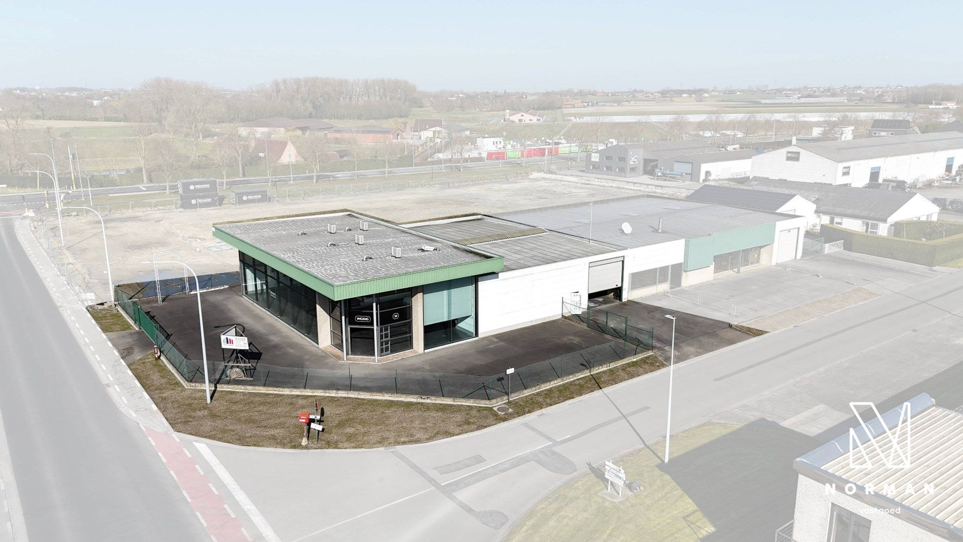 Toonzaal met bureaus en magazijn te huur in Meulebeke foto {{pictureIndex}}